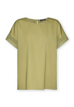 Blusa verde oliva a maniche corte con scollo tondo e dettaglio in pizzo decorativo con occhielli sulle maniche, chiusura con bottoni sul retro.