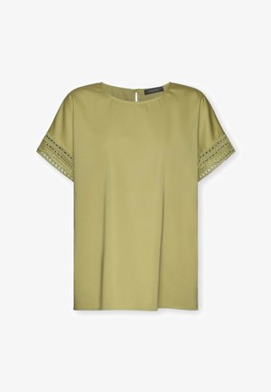 Blusa verde oliva a maniche corte con scollo tondo e dettaglio in pizzo decorativo con occhielli sulle maniche, chiusura con bottoni sul retro.