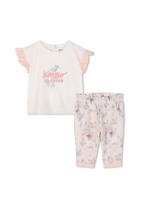 Zweiteiliges Kinderoutfit mit einem kremfarbenen Oberteil mit rosa Rüschensäumen und einer Floral-Print-Hose in zartem Pink mit einem gerafften Bund.
