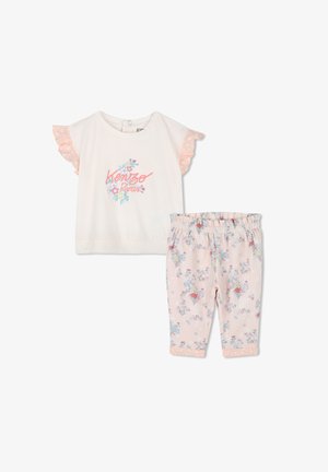 Ensemble pour enfants en deux pièces comprenant un haut crème avec des manches à volants roses et un pantalon à motif floral dans un rose pastel avec une taille froncée.