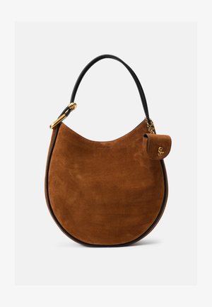 Bruine suede halfmaanvormige handtas met zwarte handgreep, gouden hardware, en een klein bijgevoegde zakje aan een ketting.