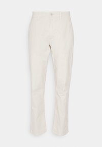 Pantalones de algodón beige con un diseño de pierna recta, bolsillos frontales y cierre de botón. La tela parece suave y con un ligero brillo.