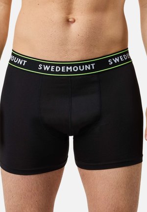 Czarne bokserki wykonane z rozciągliwej tkaniny, z szerokim pasem w talii z napisem "SWEDEMOUNT" w kolorze białym i zielonym.