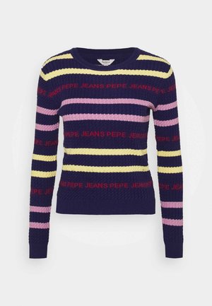 Granatowy sweter dziergany na drutach z żółtymi i różowymi paskami, z powtarzającym się czerwonym napisem „PEPE JEANS” na klatce piersiowej i rękawach.