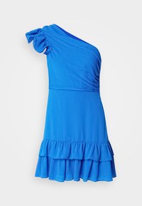 Robe bleue asymétrique en tissu doux, avec un ourlet volé et des détails texturés sur le buste.