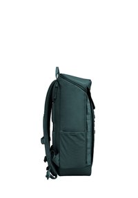 Zelený, strukturovaný látkový batoh se zipovým uzávěrem, polstrovanými ramenními popruhy a boční kapsou na uskladnění. Obdélníkový tvar.