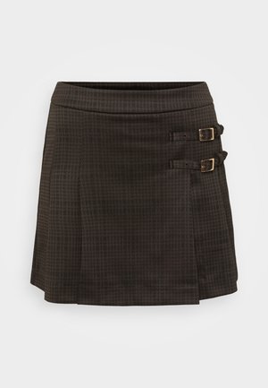 Falda de cuadros oscuros, de forma A, con dos hebillas laterales en tono dorado. Está hecha de una tela texturizada con un sutil patrón de cuadros.