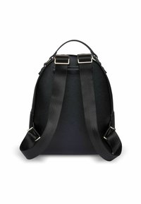Mochila de tela negra con dos correas ajustables, una parte superior redondeada y acentos de hardware plateado. Textura suave con una forma estructurada.