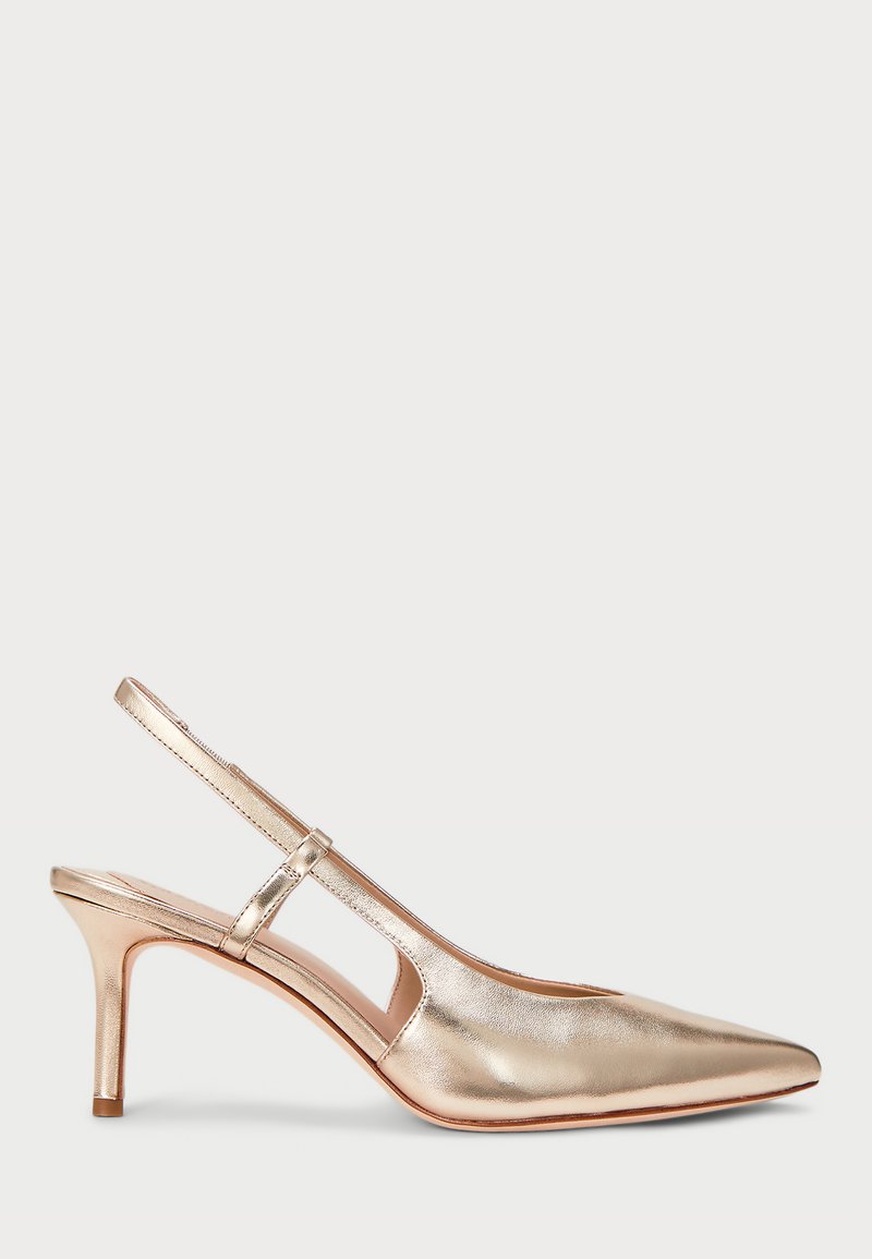 Sandały na obcasie typu slingback z metalicznej złotej skóry, w szpic, z niskim bokiem, smukłym obcasem i regulowanym paskiem. Gładka tekstura z minimalnymi akcentami.
