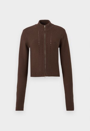 Pruun kootud lukuga kampsun pikkade varrukatega. Omab kõrget krae ja horisontaalseid lõike detaile esiküljel. Soonilised mansetid ja ääred.