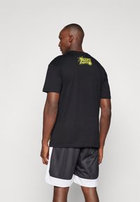 Mitchell & Ness POP PLAYER TEE VINTAGE LOGO - Klubové oblečení - black