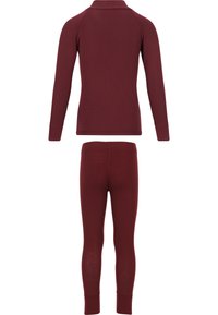 Set van een langemouwen top en leggings in diep bordeauxrood. Ribbeltextuur, met een kraag op de top, aansluitend ontwerp en elastische tailleband op de leggings.