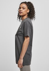 Mister Tee PRAY - T-shirts print - charcoal