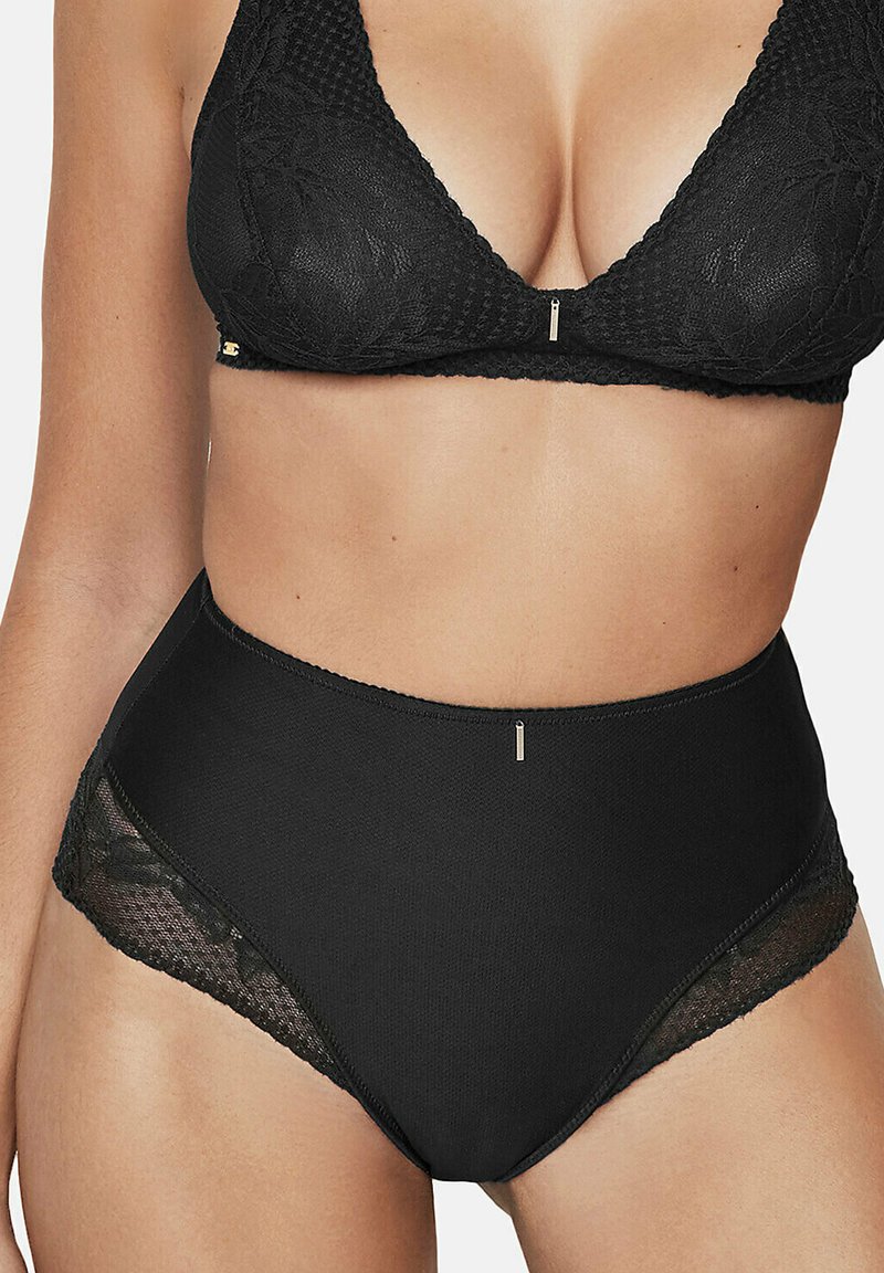 Zwart lingeriesetje met een beha met kantafwerking en een gestructureerd oppervlak, en bijpassende hoog aangesloten slip met kantaccenten aan de zijkanten.