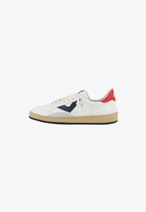 Sneaker bianca bassa con suola beige, dettaglio a chevron blu navy sul lato, tab posteriore rosso e lacci bianchi.