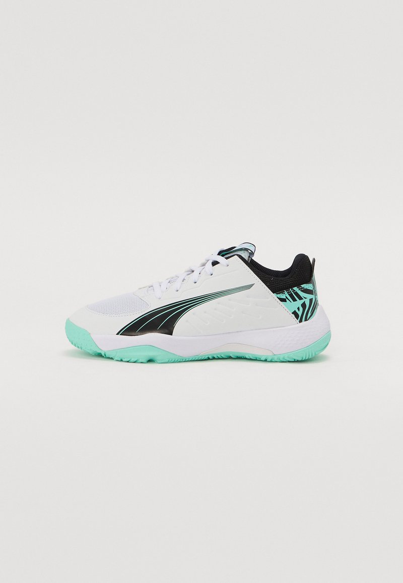 Baskets de sport blanches avec un design noir et une semelle vert menthe. Présente un dessus texturé, un système de laçage et un détail de cheville à motifs.