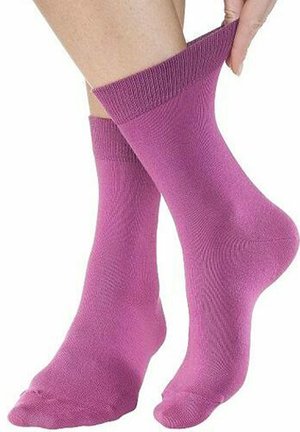 Rosa Knöchelsocken aus weichem, strukturiertem Material mit geripptem Bündchen und figurbetonter Form, die bis zur Mitte des Knöchels reichen, ohne sichtbare Muster.