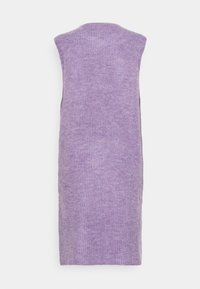 Strick ärmelloses Kleid in hellem Lila mit lockerer Passform, ausgestattet mit einem runden Ausschnitt und seitlichen Schlitzen für Bewegungsfreiheit.