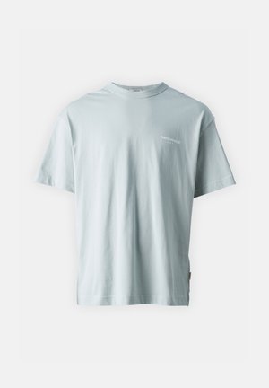 Lichtblauwe katoenen T-shirt met een ronde hals en korte mouwen; heeft een klein wit "ORIGINALS" tekstdetail op de voorkant links.