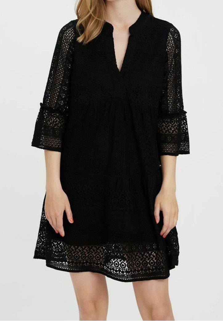 Robe en dentelle noire avec col en V, manches évasées trois quarts et un ourlet à hauteur du genou présentant des motifs floraux complexes.
