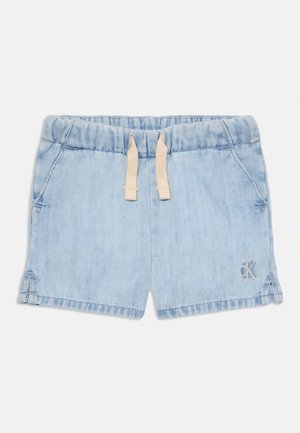 Shorts di jeans azzurri chiari con vita elastica, cordino beige, tasche laterali e logo ricamato sulla parte anteriore.