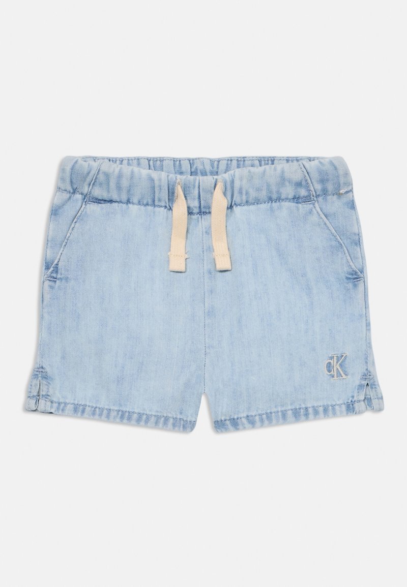 Pantalones cortos de mezclilla azul claro con cintura elástica, cordón beige, bolsillos laterales y logotipo bordado en la parte frontal.