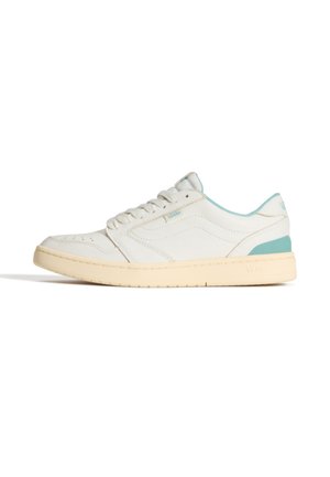 Λευκό sneaker χαμηλού τύπου με μπεζ σόλα, ανοιχτό μπλε λεπτομέρεια στη φτέρνα και το κολάρο, λευκά κορδόνια και διακριτικές οπές στην περιοχή των δαχτύλων.