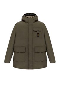 Parka verde oliva con cappuccio, dotata di una tasca frontale, due tasche laterali e un patch con logo sul petto. Tessuto dalla superficie liscia.