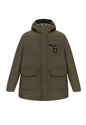 Parka verde oliva con cappuccio, dotata di una tasca frontale, due tasche laterali e un patch con logo sul petto. Tessuto dalla superficie liscia.