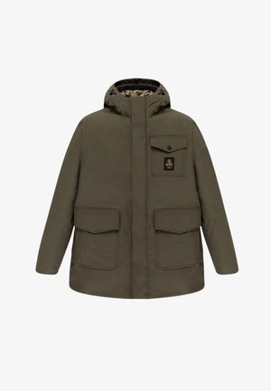 Parka verde oliva con cappuccio, dotata di una tasca frontale, due tasche laterali e un patch con logo sul petto. Tessuto dalla superficie liscia.