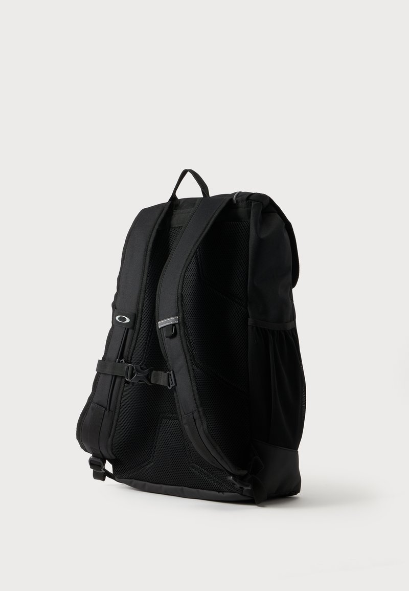 Schwarzer Rucksack mit gepolsterten Schultergurten, Netzrückenpaneel, Seitentaschen und verstellbarer Brustschnalle, dargestellt vor neutralem Hintergrund.