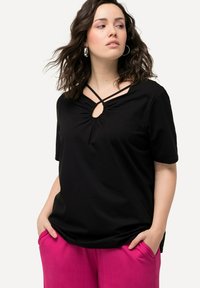Ulla Popken CUTOUT NECK SHORT SLEEVE  - T-shirt med print - black