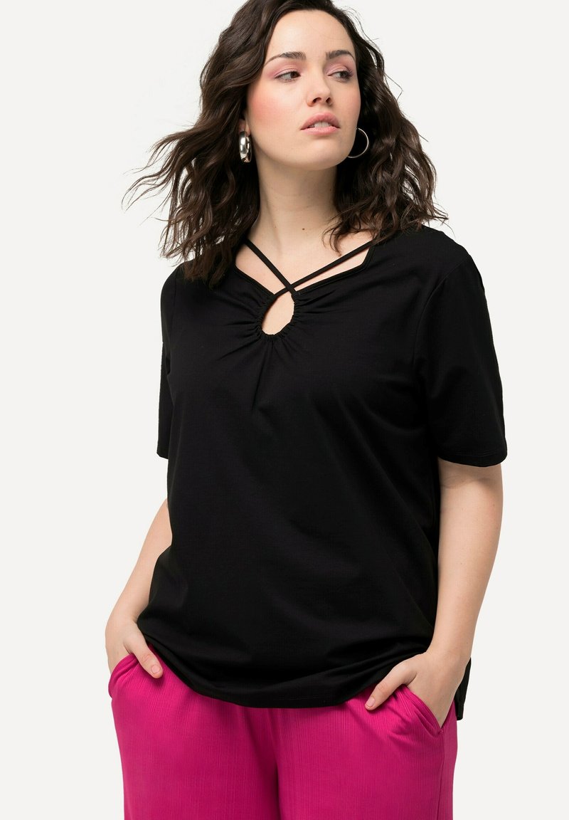 Ulla Popken CUTOUT NECK SHORT SLEEVE - T-shirt med print - black