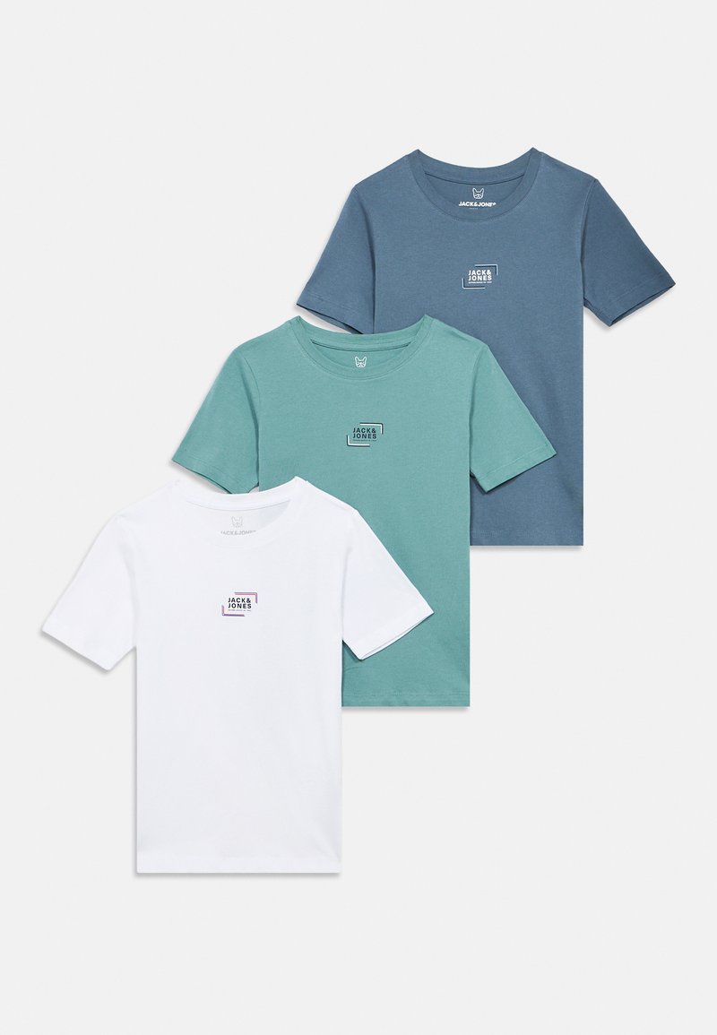 Τρία βαμβακερά T-shirts σε λευκό, τιρκουάζ και σκούρο μπλε. Κάθε ένα διαθέτει ένα μικρό λογότυπο εκτυπωμένο στο στήθος. Μανίκια κοντά και σχεδίαση με στρογγυλή λαιμόκοψη.