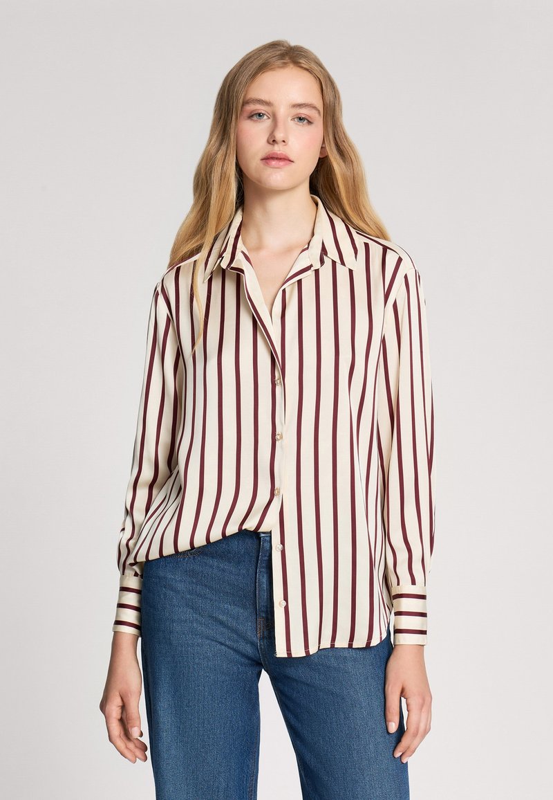Koszula z długim rękawem w kolorze kremowym w pionowe pasy w ciemnym burgundzie, z kołnierzykiem i mankietami zapinanymi na guziki.