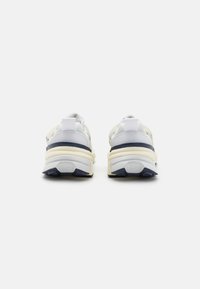 Nike Sportswear V2K RUN - Sneakers basse - white/platinum tint/photon dust/summit white/coconut milk/midnight navy