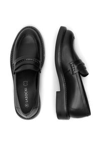 Černé kožené mokasíny s hladkým povrchem, zaoblenou špičkou, dekorativním páskem a kontrastním prošitím; plochá gumová podrážka.