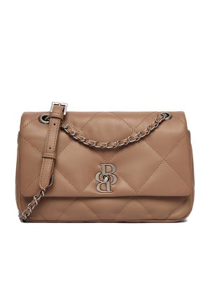 Borsa a tracolla in pelle trapuntata beige con tracolla a catena argentata e logo metallico intrecciato "BB" sulla patta frontale.