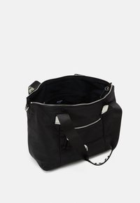 Borsa a spalla nera con manici larghi, tasca con zip frontale, scomparto principale aperto e tasca interna con zip visibile con etichetta del marchio.
