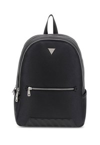 Zaino in pelle nera con texture, dalla forma arrotondata, con cerniere argentate, tasca frontale e un logo triangolare sul davanti superiore.