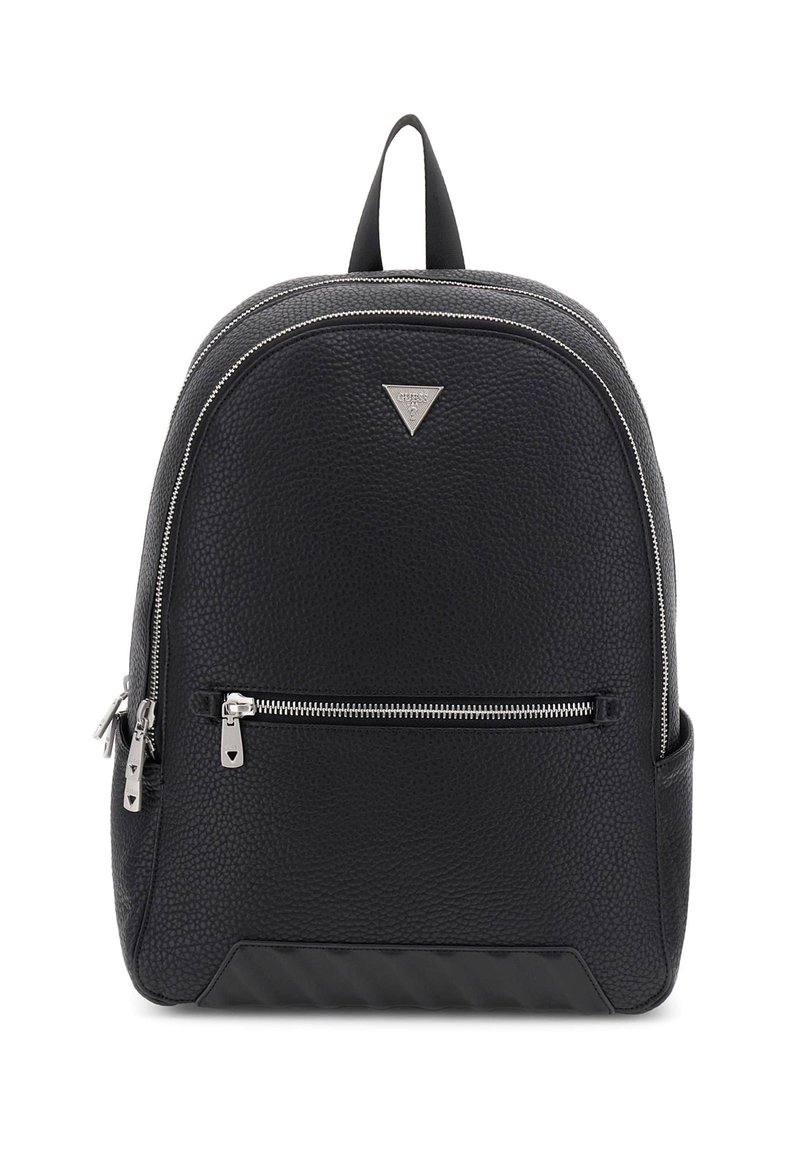 Zaino in pelle nera con texture, dalla forma arrotondata, con cerniere argentate, tasca frontale e un logo triangolare sul davanti superiore.