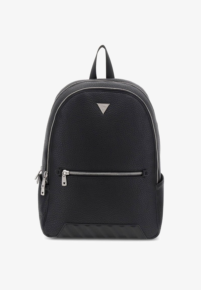 Zaino in pelle nera con texture, dalla forma arrotondata, con cerniere argentate, tasca frontale e un logo triangolare sul davanti superiore.