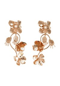 Gli orecchini floreali color oro presentano un design a strati di fiori, accenti di perle e pendenti con pietre trasparenti, mostrando dettagli intricati e texture.