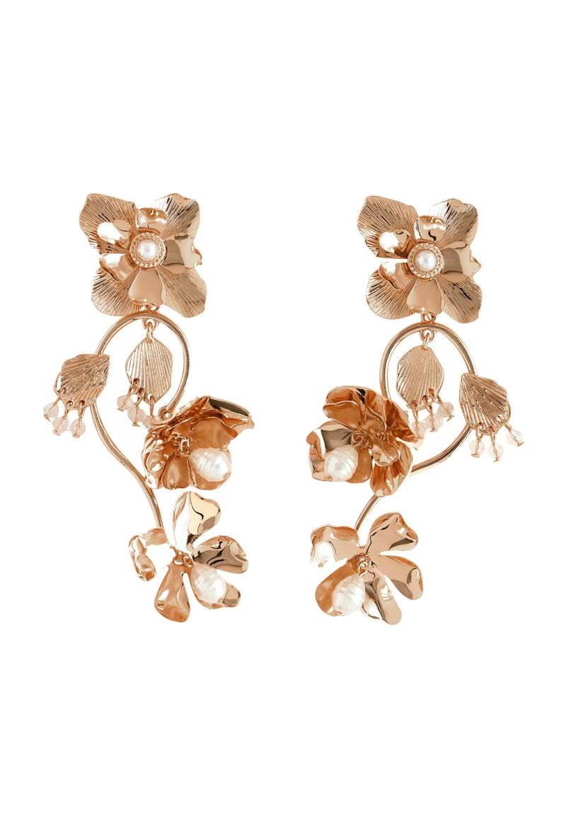 Gli orecchini floreali color oro presentano un design a strati di fiori, accenti di perle e pendenti con pietre trasparenti, mostrando dettagli intricati e texture.