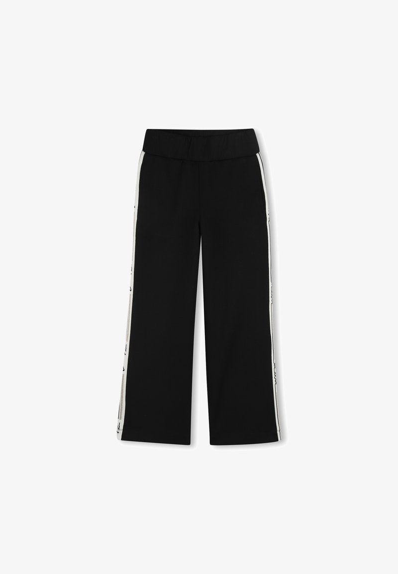 Pantalon noir à jambes larges avec une ceinture souple, présentant des bandes latérales blanches avec du texte. Le tissu est lisse avec une finition mate.