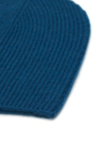 Geribbelde gebreide beanie in diepblauw, gemaakt van een zachte wolmix. De textuur is glad met een nette, omgevouwen rand.