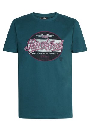 Camiseta de algodón en color azul verdoso con mangas cortas, que presenta un estampado gráfico en blanco y burdeos, con un diseño circular que incluye la marca "Petrol".