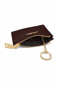 Portefeuille zippé en cuir marron avec des finitions dorées, incluant un anneau pour porte-clés et présentant une surface texturée. L'intérieur est doublé de noir.