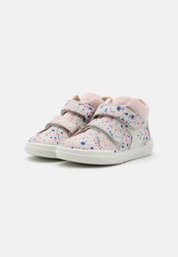 Hochschnittige Sneaker aus weißem Synthetikmaterial, mit pinken und blauen Farbspritzern, zwei Klettverschlüssen und einem strukturierten pinken Kragen.