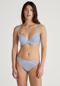 Lichtblauw lingeriesetje met een gevoerde bh met kantaccenten en bijpassende bikinislip met kantdetails langs de tailleband.